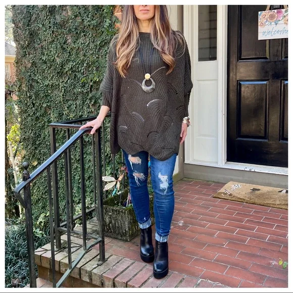 Made in Italy Chic Scallop Hem Loose Fit Sweater - Picture 8 of 8